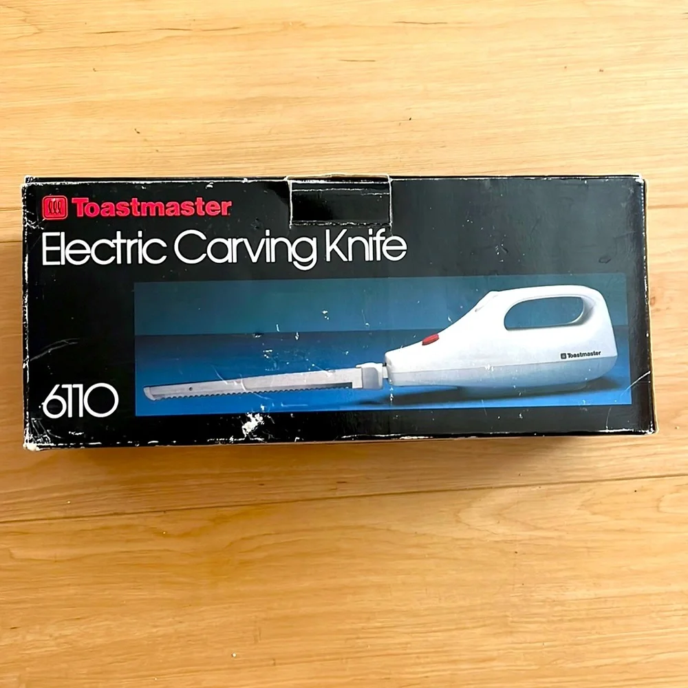 TOASTMASTER ELECTRIC CARVING KNIFE WITH 2-8” STAINLESS STEEL SERRATED KNIFE